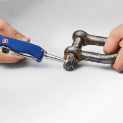 Victorinox Skipper Pro Lockblade Swiss Army Knife -Victorinox Sales sa85032mw marlin spike in use 2 x1000 54e3dd0b b93c 4365 a948 cc914f4eb6d8